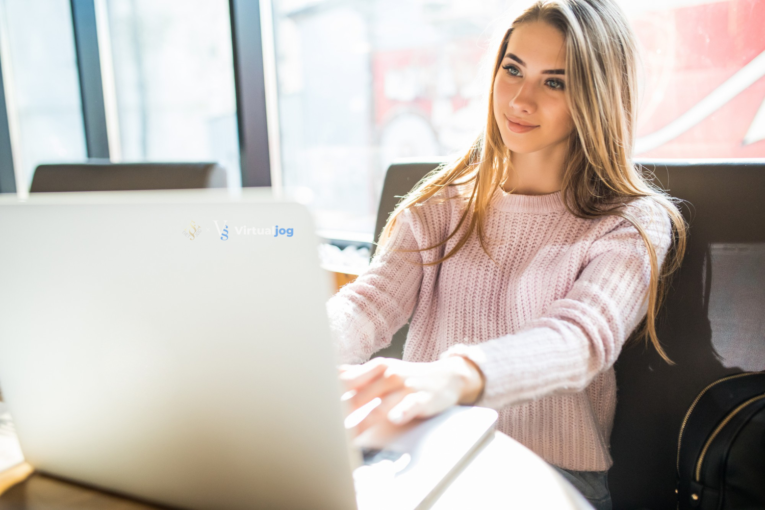 fiatal nő frissíti a webshop ászf-et
