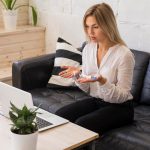 webshop ÁSZF hibák ellenőrzése laptopon dolgozó nő
